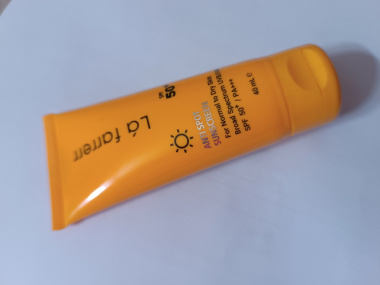 عکس تست ضد آفتاب و ضد لک بی رنگ مدل SPF50 مناسب پوست نرمال و خشک حجم 40 میلی لیتر لافارر