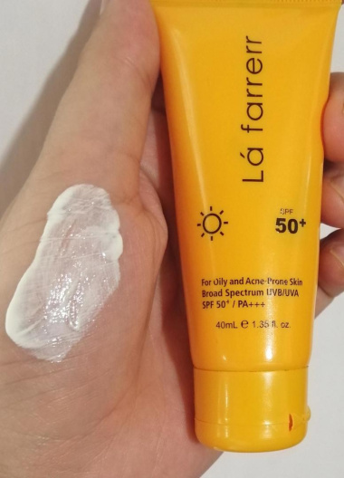 عکس تست کرم ضد آفتاب و ضد لک بی رنگ مدل SPF50 مناسب پوست چرب و آکنه دار حجم 40 میلی لیتر لافارر