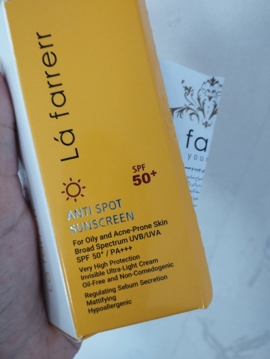عکس تست کرم ضد آفتاب و ضد لک بی رنگ مدل SPF50 مناسب پوست چرب و آکنه دار حجم 40 میلی لیتر لافارر