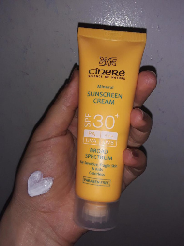 عکس تست کرم ضد آفتاب SPF30+ بدون رنگ مینرال مناسب پوست حساس سینره